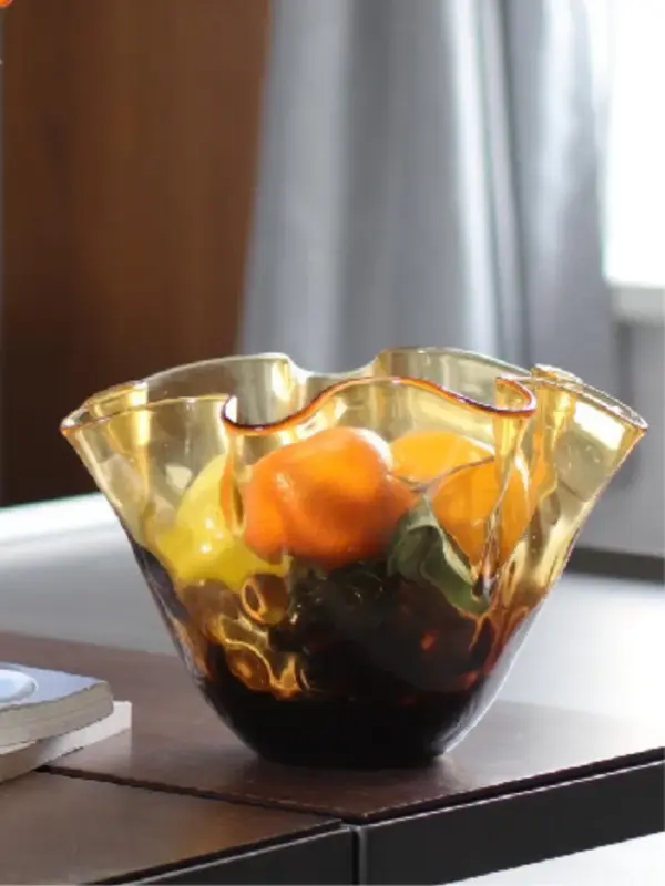 Ваза стеклянная для цветов янтарная рифленая 16,5 см