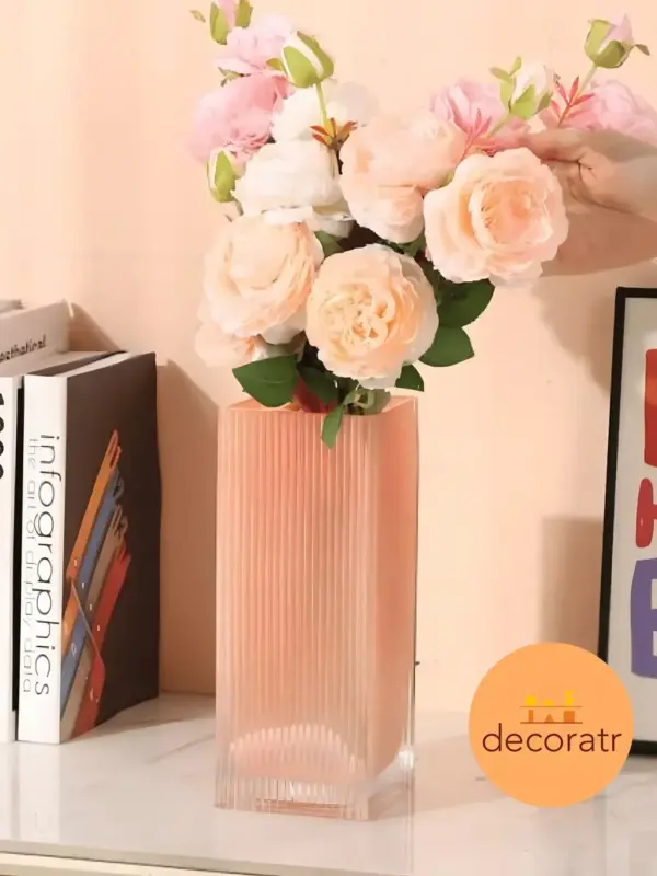 Ваза стеклянная рифленая для цветов розовая 25 см