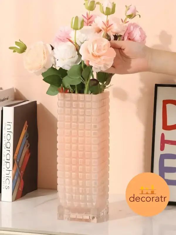 Ваза стеклянная для цветов высокая рельефная 30 см