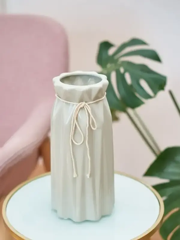 Ваза керамическая для цветов с декором бежевая 20см