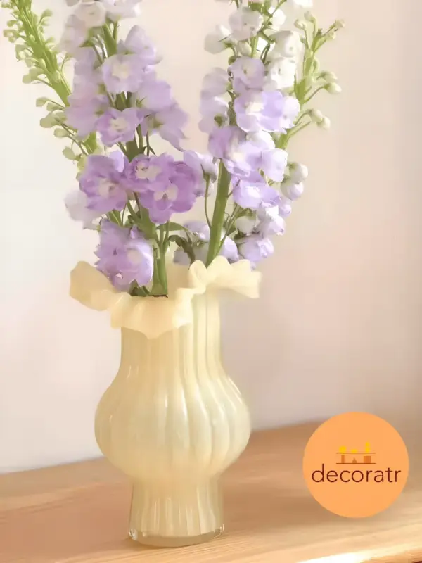 Ваза стеклянная рифленая для цветов молочно-желтая 26 см