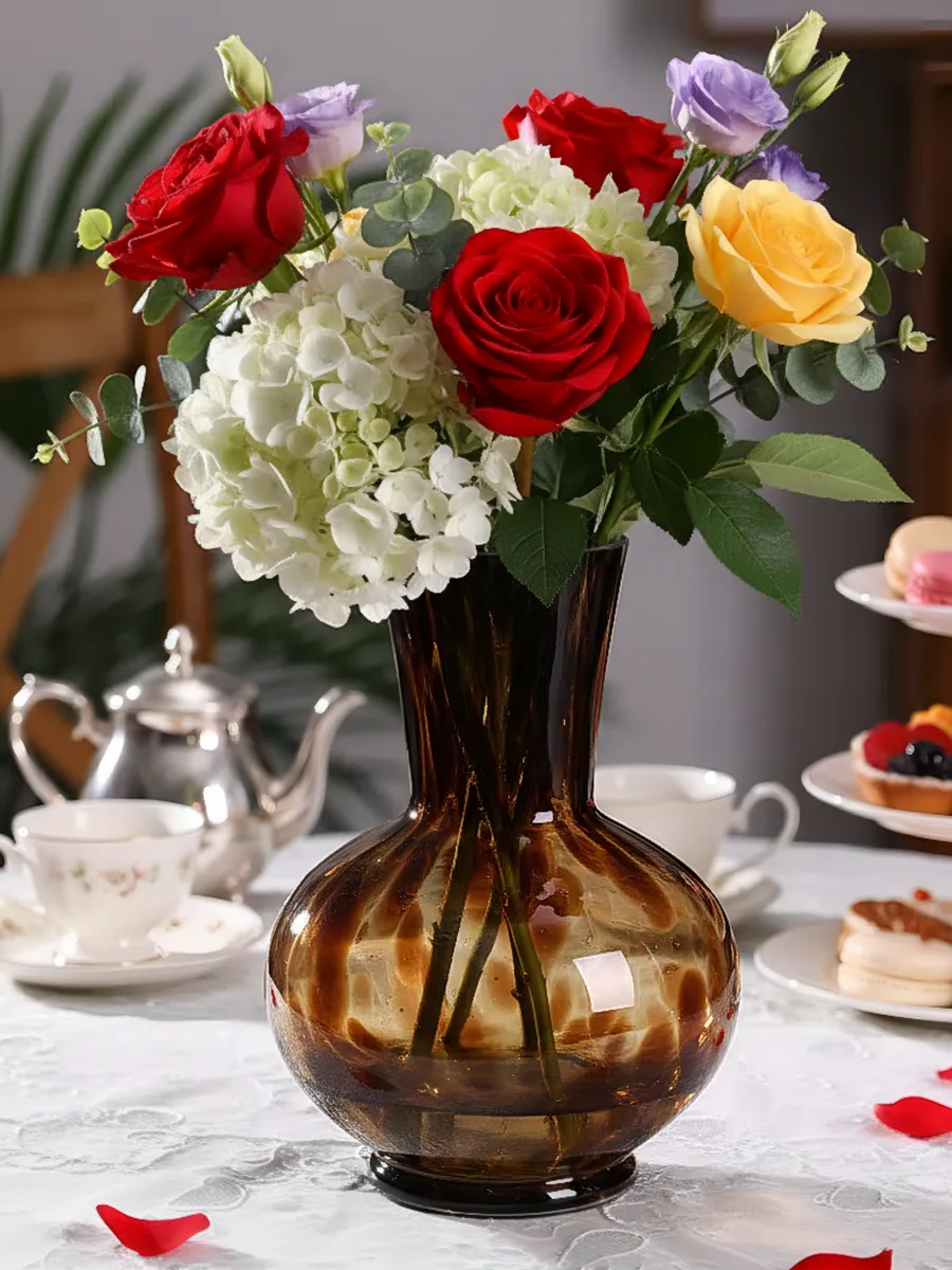 Ваза стеклянная интерьерная для цветов коричневая 23см — изображение 2