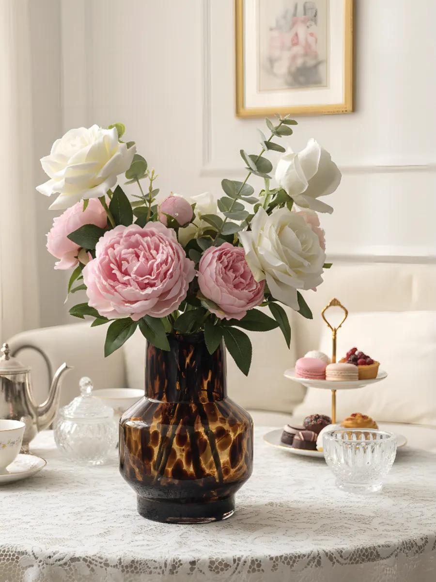 Ваза стеклянная интерьерная для цветов коричневая 15см — изображение 2