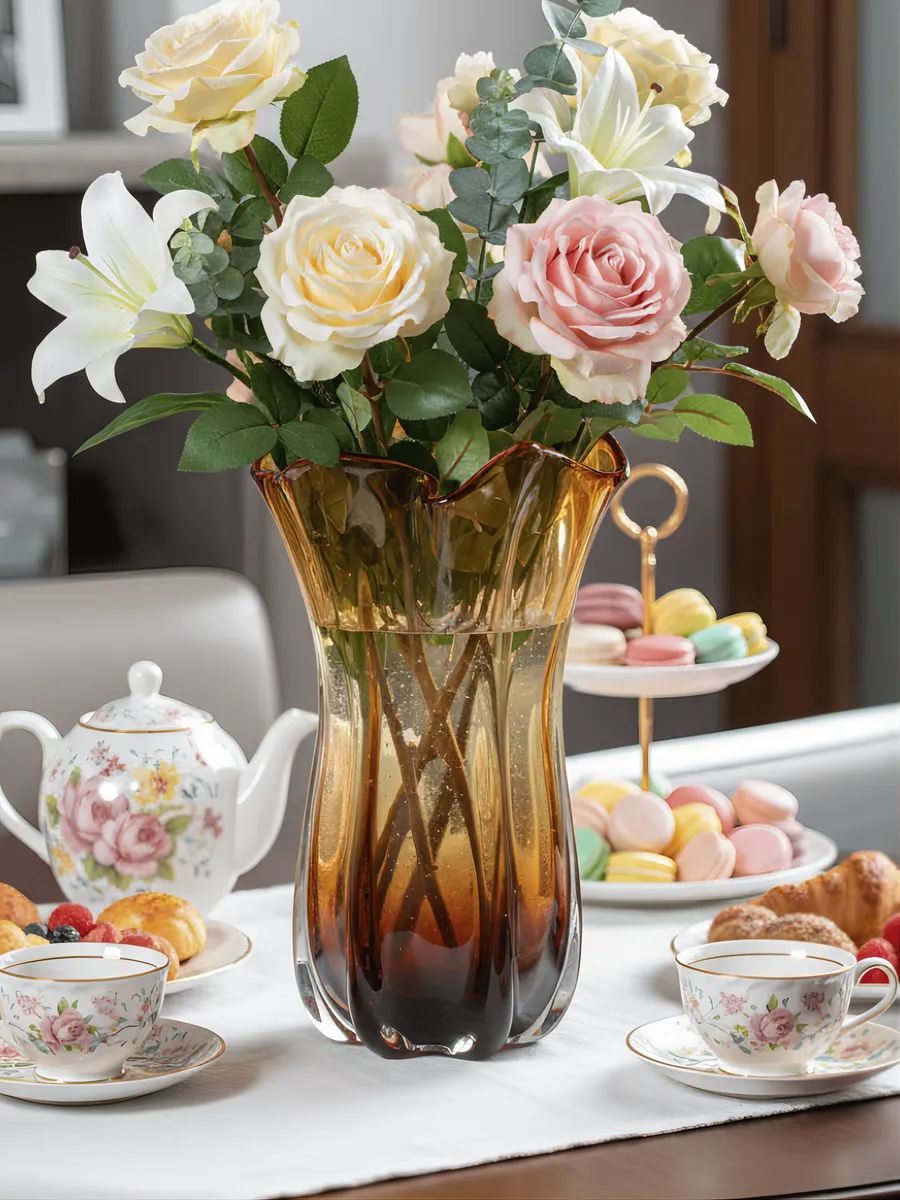 Ваза стеклянная интерьерная для цветов янтарная 33 см — изображение 2