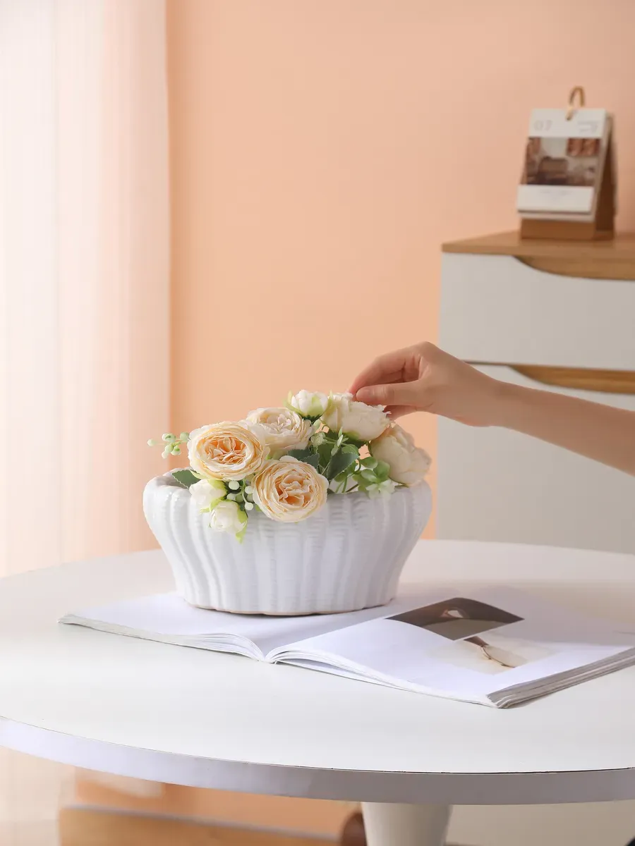 Ваза керамическая для цветов белая рельефная 20 см — изображение 2