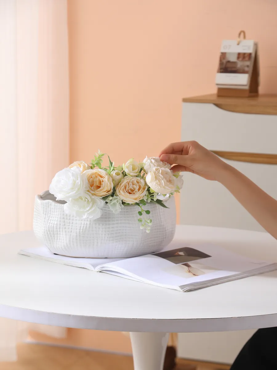 Ваза керамическая для цветов белая рифленая 12 см — изображение 2