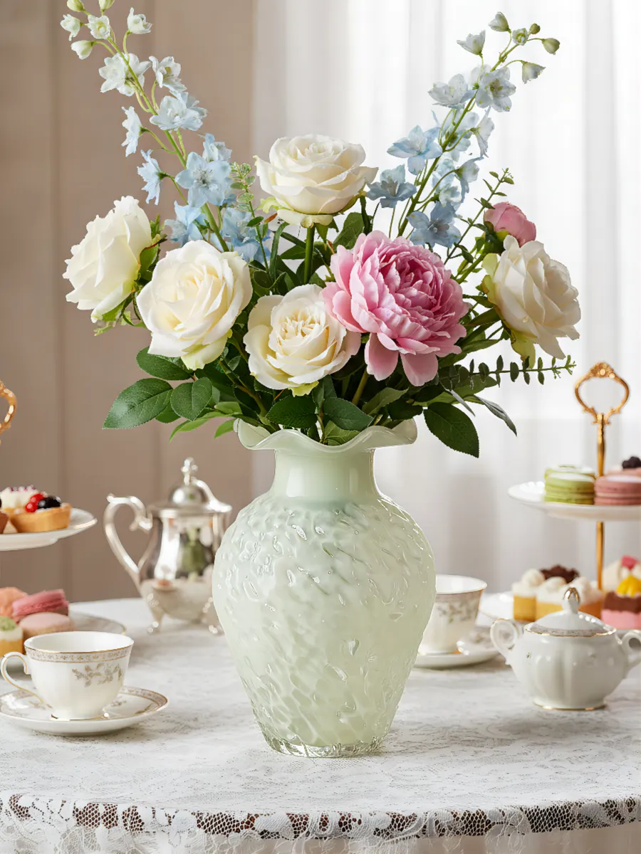 Ваза стеклянная белая для цветов волнистая 25 см — изображение 2