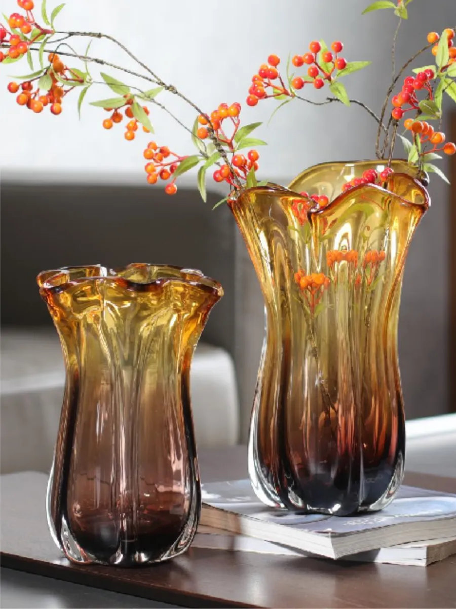 Ваза стеклянная интерьерная для цветов янтарная 33 см — изображение 3