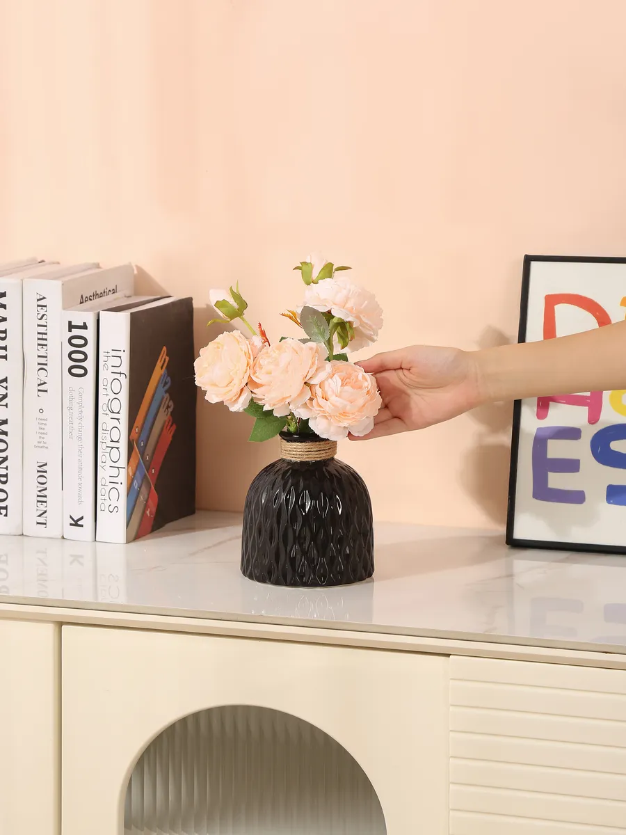 Керамическая чёрная ваза для цветов с рельефом 15,5 см — изображение 3