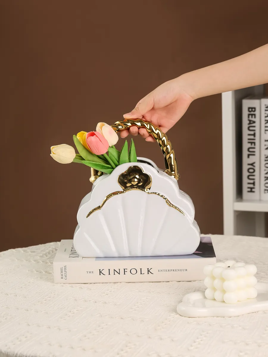 Ваза керамическая для цветов сумочка белая 26,5 см — изображение 4