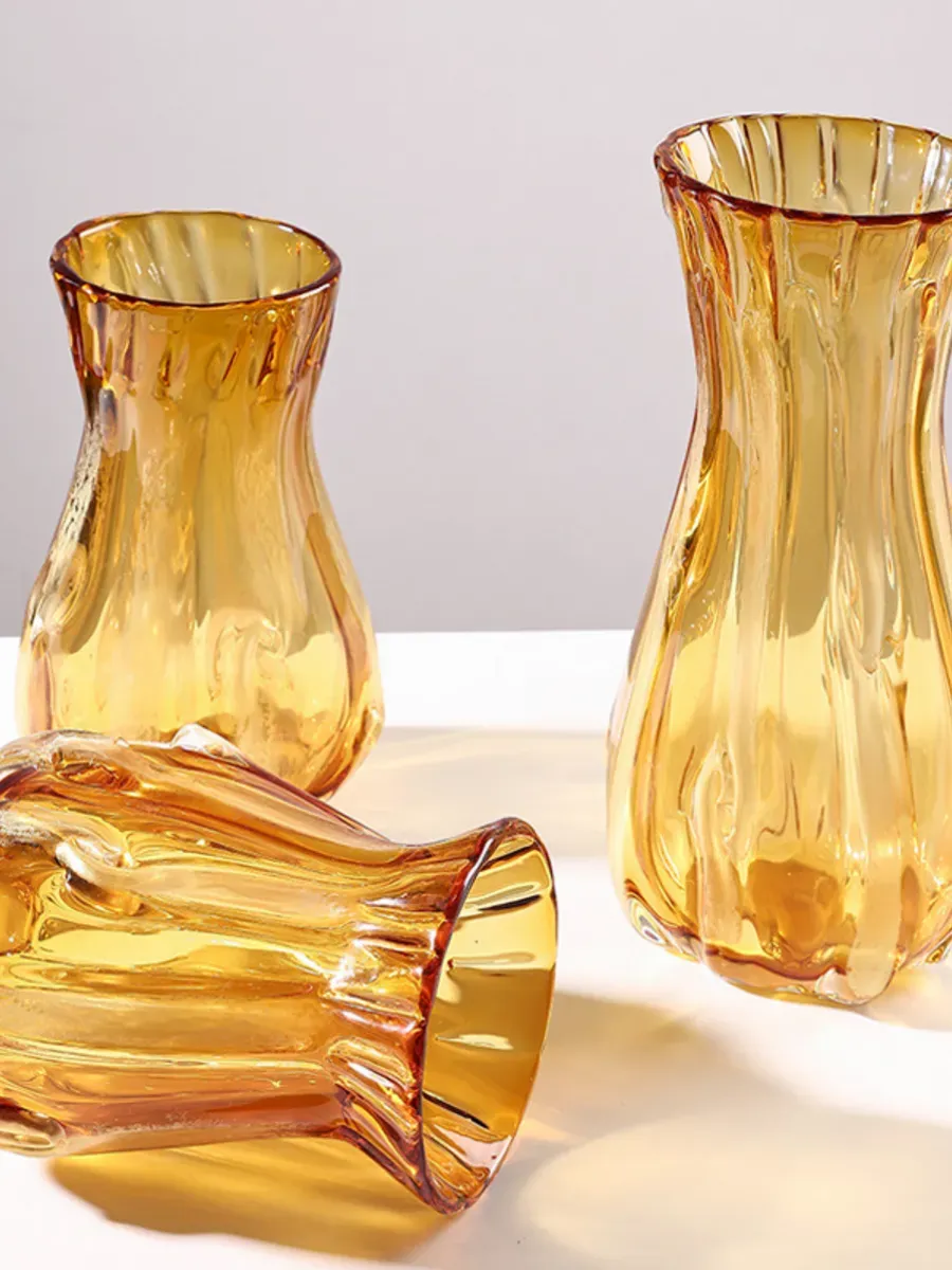 Ваза стеклянная интерьерная для цветов янтарная 19,5 см — изображение 4