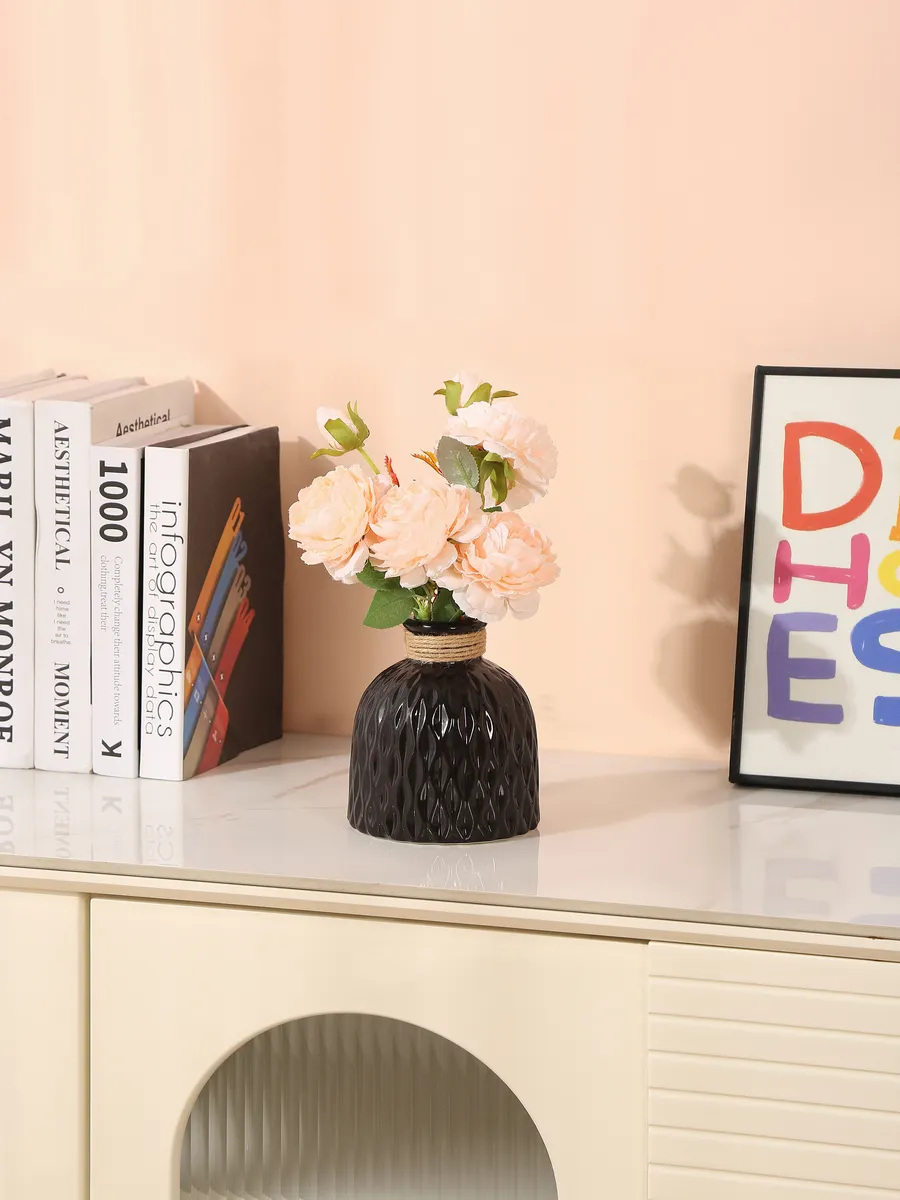 Керамическая чёрная ваза для цветов с рельефом 15,5 см — изображение 4